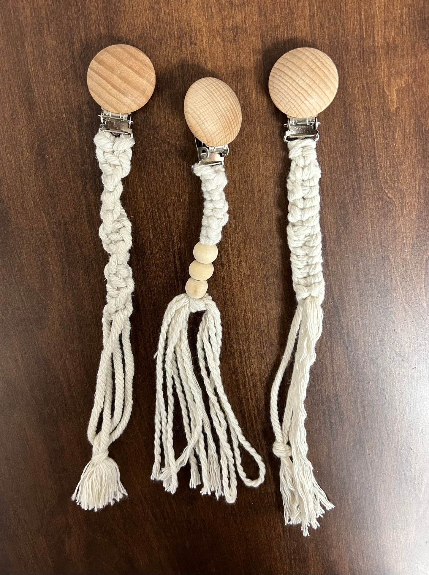 Portachupetes con clip de macramé