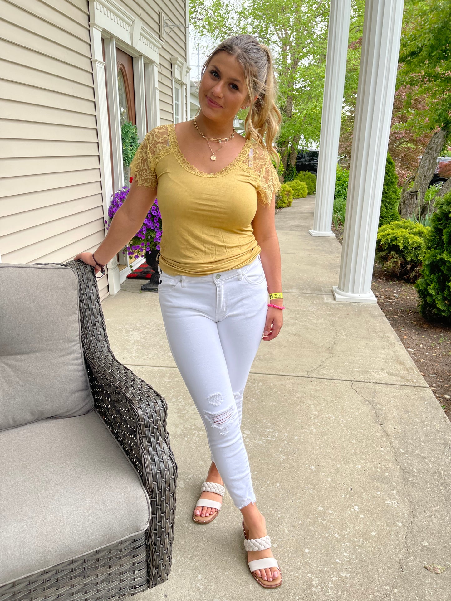 Camiseta con ribete de encaje de pestañas en amarillo Gingko