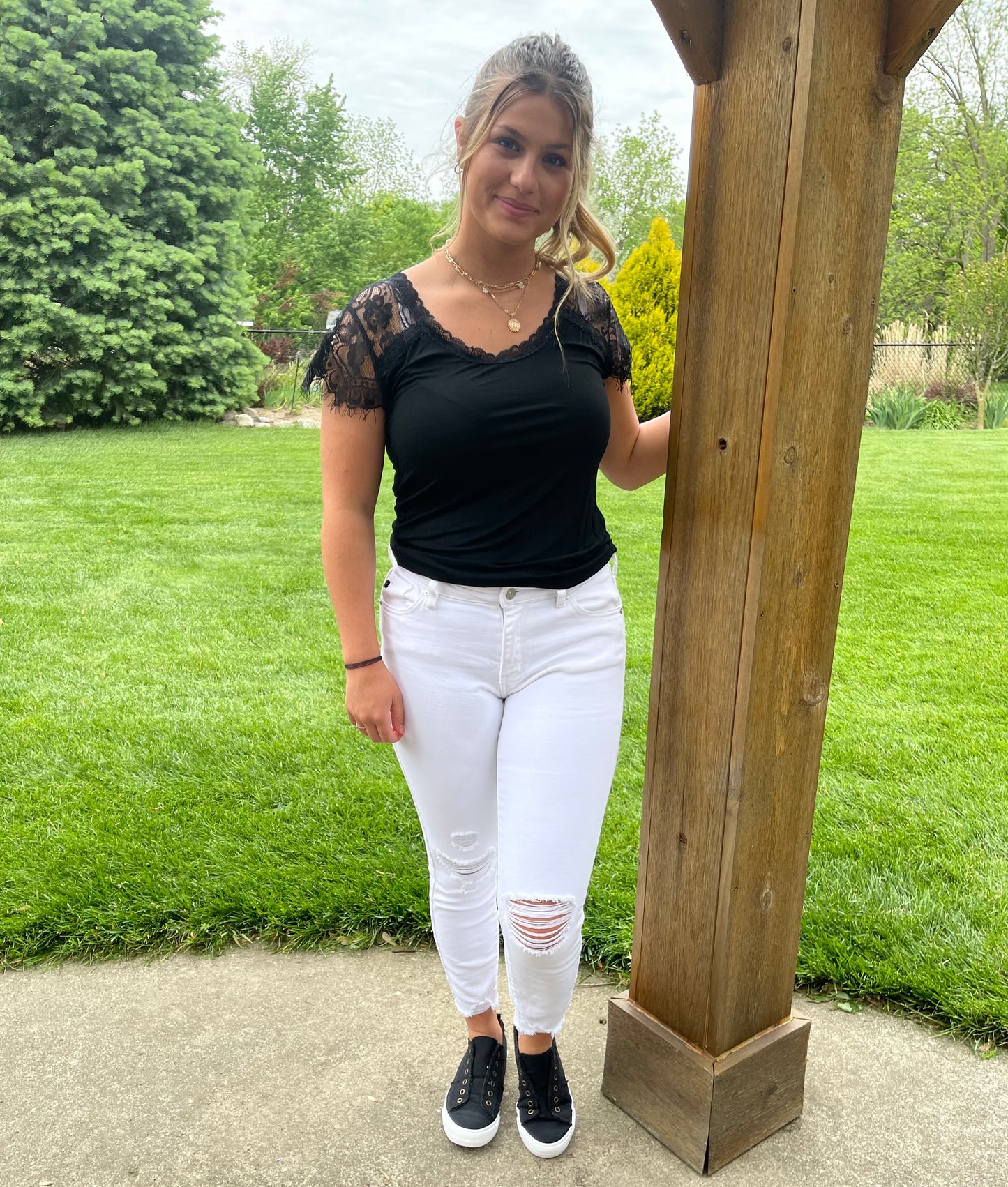 Camiseta con ribete de encaje de pestañas en negro