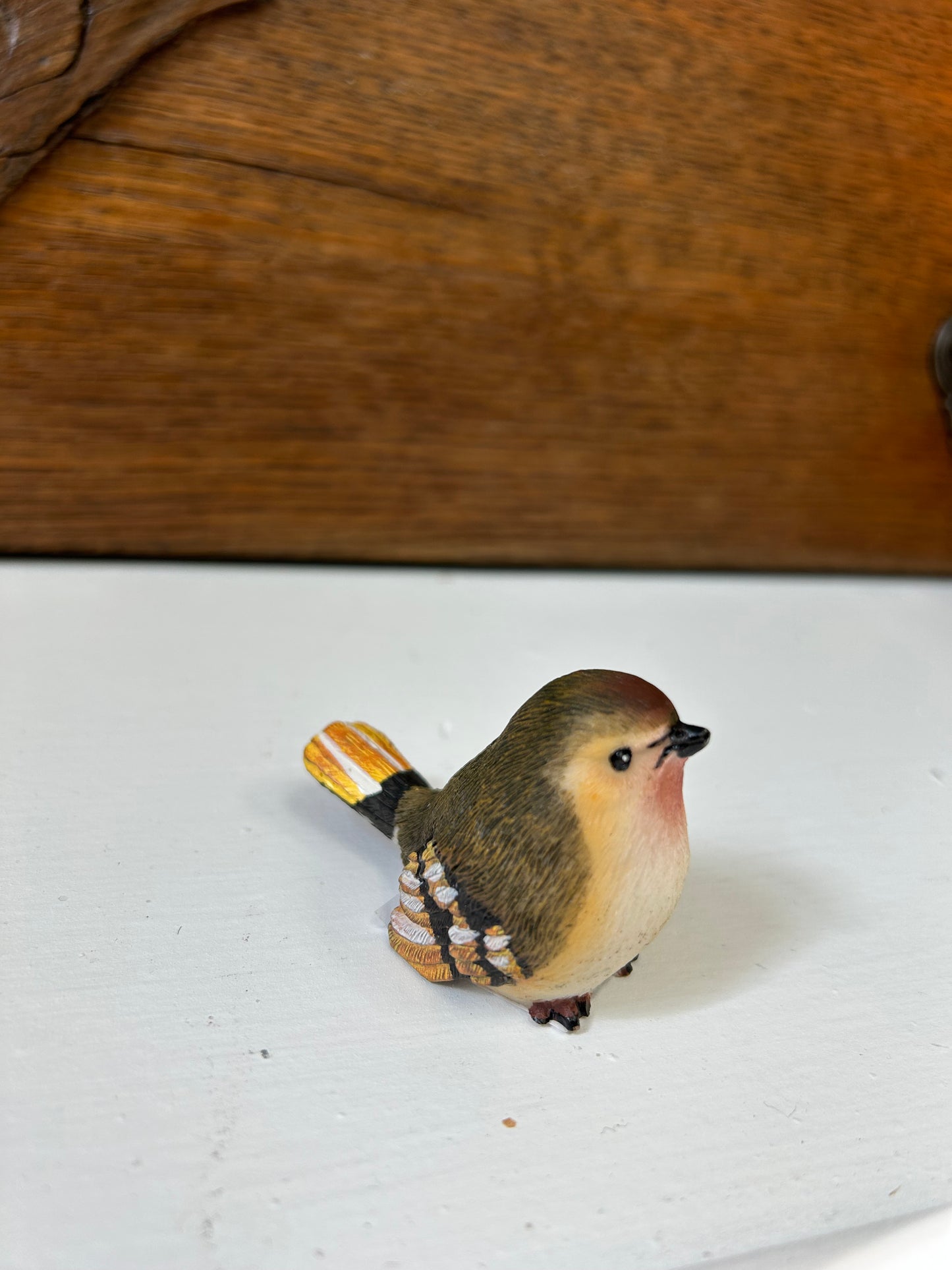 Figuras de pájaros en miniatura