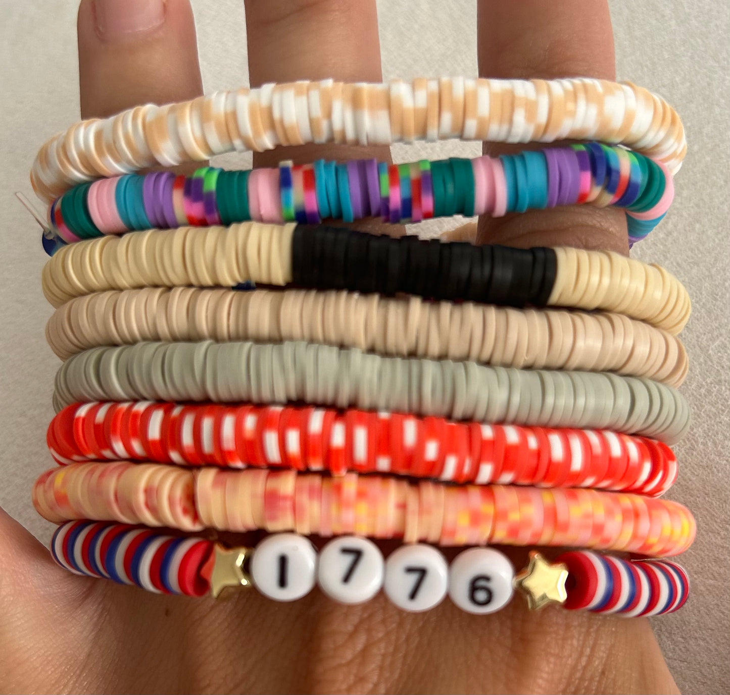 Pulseras de arcilla surtidas