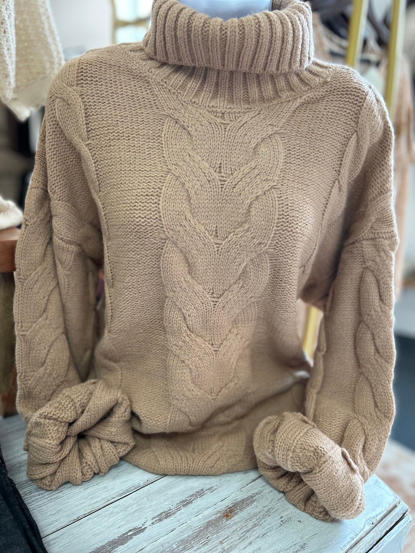 Suéter tejido de ochos con cuello alto y manga farol