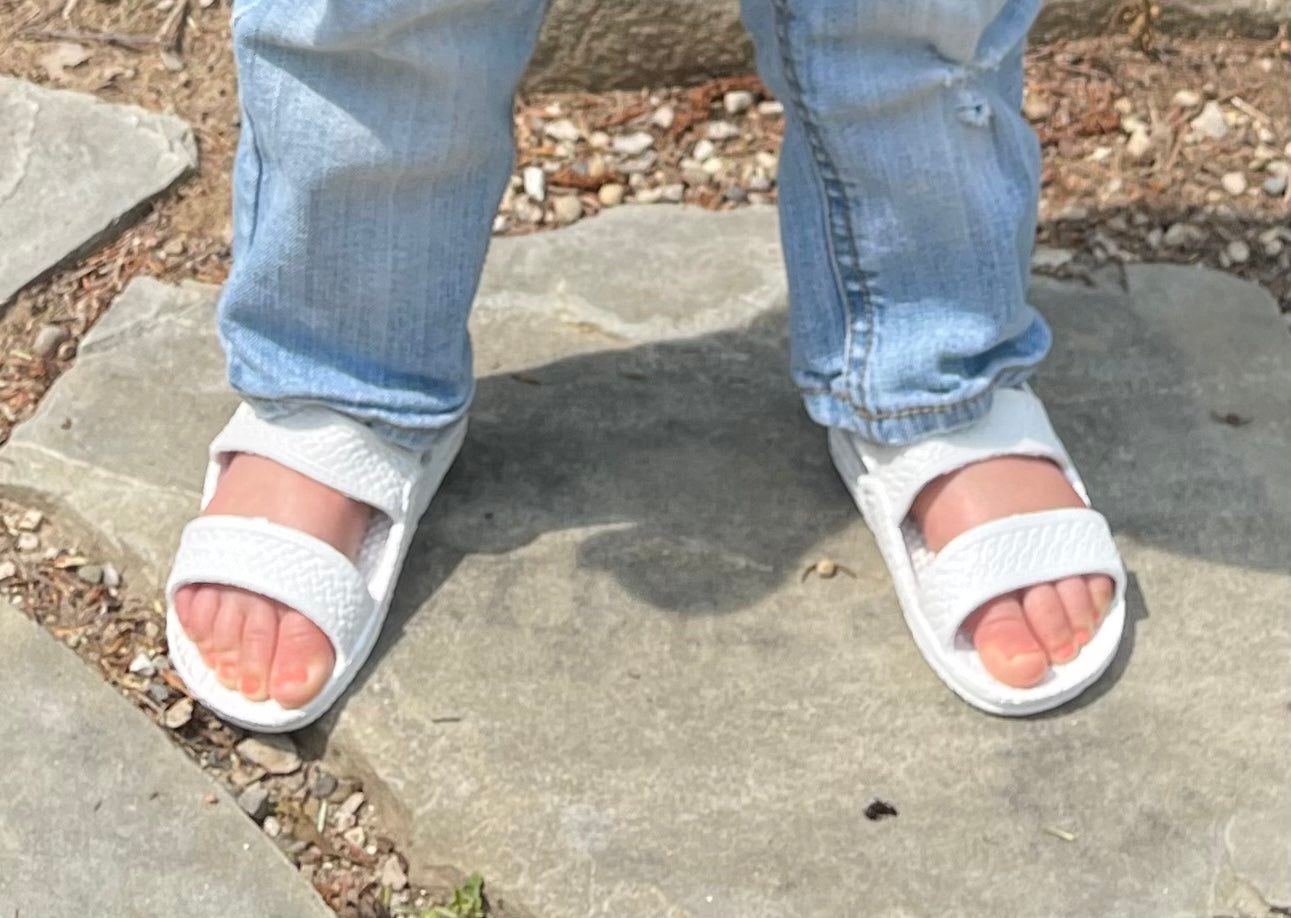 little girls j-slips Hawaii sandals in seashell white
