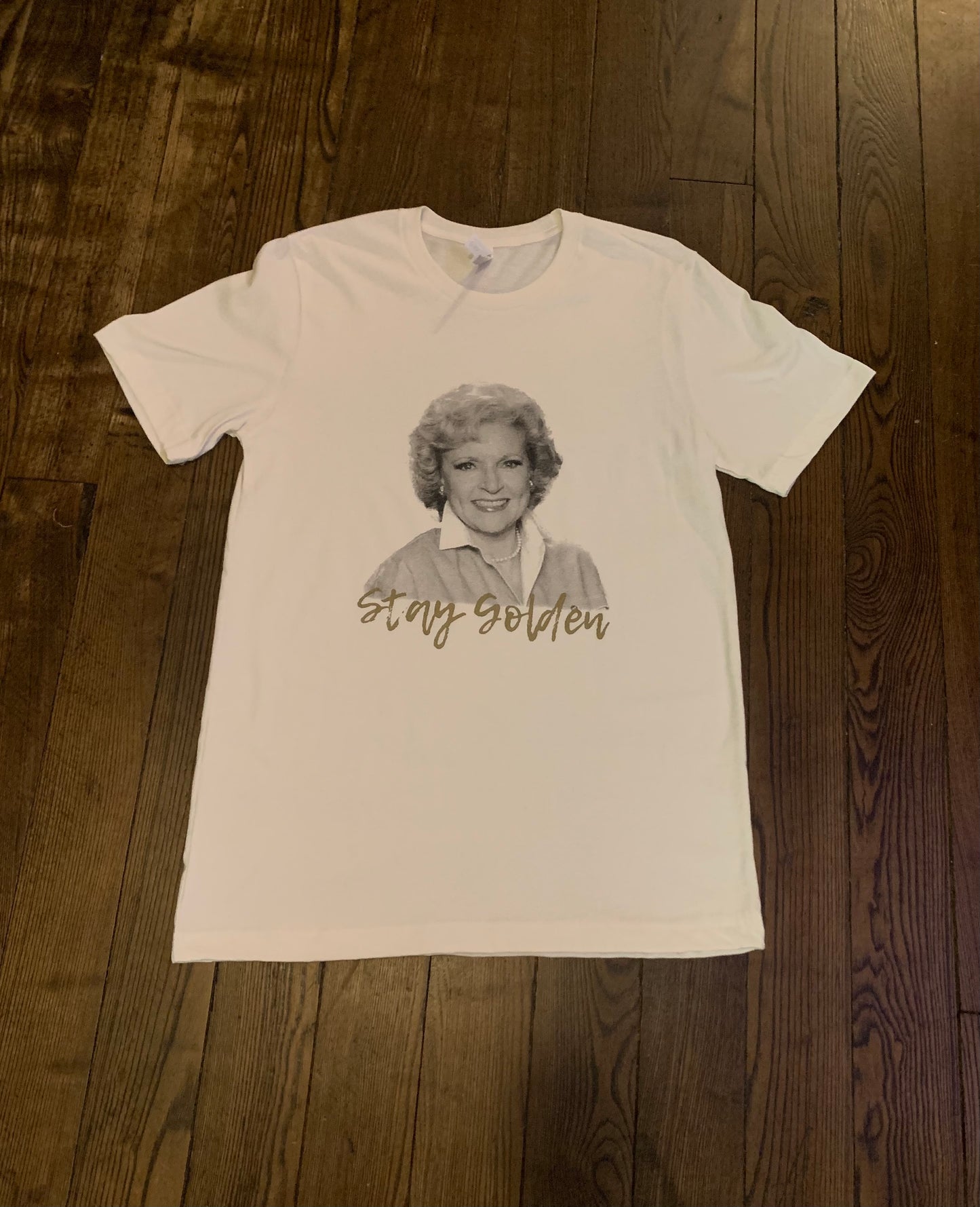 Camiseta Betty White Stay Dorada