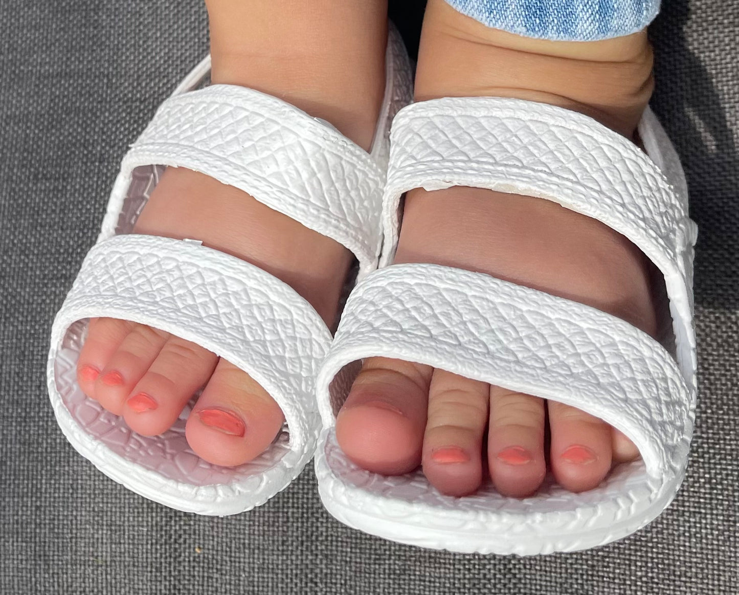 Sandalias hawaianas j-slips para niñas en blanco concha marina