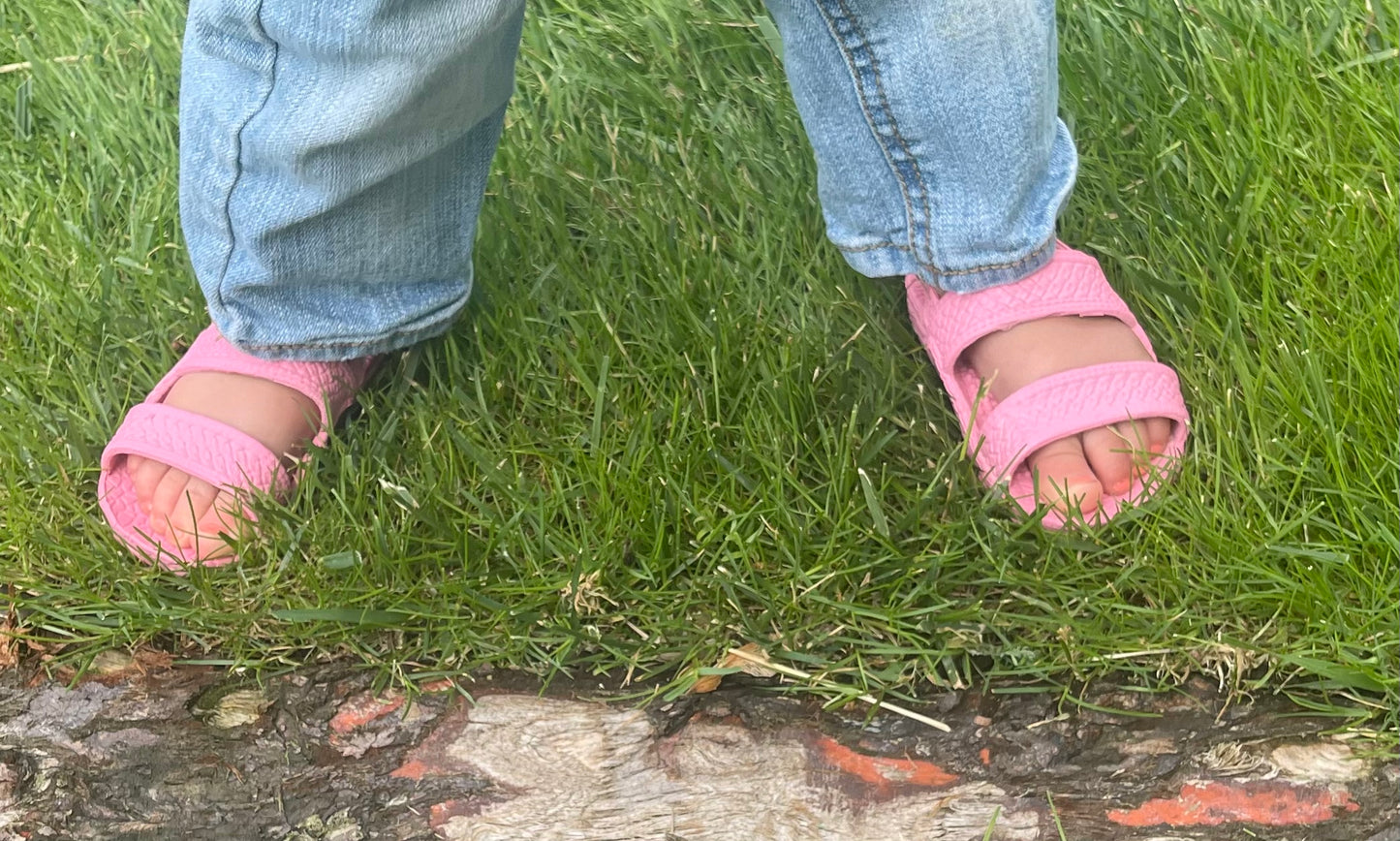 little girls j-slips Hawaii sandal in pink plumeria