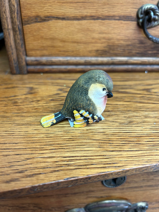 Figuras de pájaros en miniatura